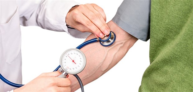 Hoffentlich stimmen die Werte: Kontrolle des Blutdrucks.