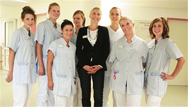 Ein Praktikum in der Pflege - guter Start in Ausbildung und Beruf Hoffnungsvoll: Pflegepraktikanten des St. Adolf Stiftes in Reinbek mit der stellvertretenden Pflegedienstleiterin Angela Ahrens (Mitte).