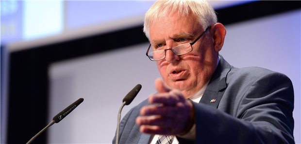 Stimmung in der Pflege katastrophal – Entlastungstarif wäre ein Signal Hofft auf die Signalwirkung eines Entlastungstarifvertrags an den Unikliniken: NRW-Gesundheitsminister Karl-Josef Laumann (CDU) am Dienstag beim Gesundheitskongress des Westens in Köln.