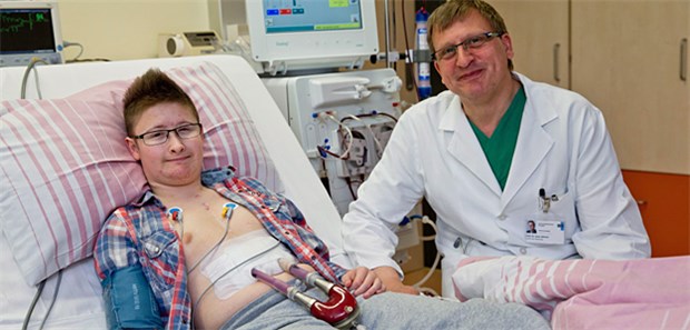 Das lange Warten auf ein Spenderherz Hofft auf eine Herzspende: Marc (15, l.), neben Professor Sven Dittrich, Kinderkardiologie, Uniklinik Erlangen.