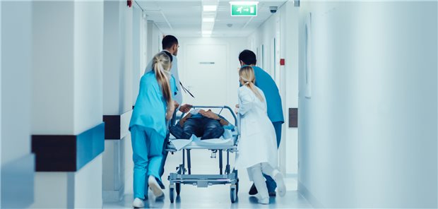 AOK-Studie: Erhöhtes Risiko für Burn-out bei Pflegekräften Hohe Anforderungen, hohe Belastungen, nicht selten Burnout. Krankenhauspflegepersonal im Einsatz.
