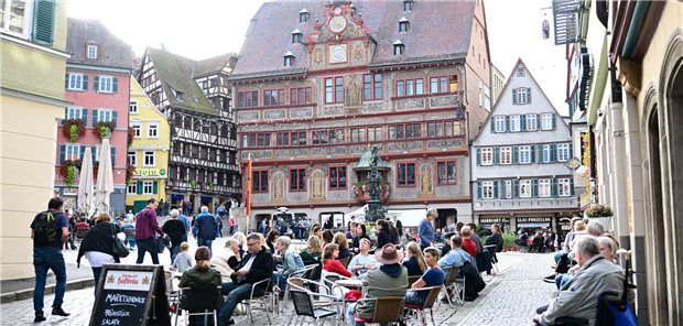 Hohe Lebensqualität und die im Durchschnitt gesündeste Bevölkerung in Baden-Württemberg: Straßenszene vor dem Rathaus in Tübingen. Der Barmer Sozial- und Morbiditätsatlas hat für den Landkreis die landesweit geringste Morbidität festgestellt.
