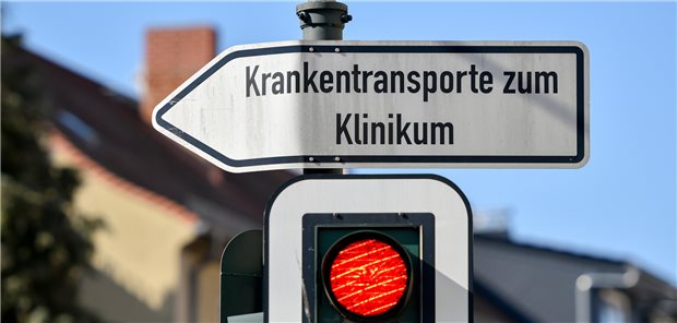 Hohe Verlegungsraten in Kliniken verzeichnet der Pflege-Report bei Heimbewohnern in den zwölf Wochen vor ihrem Tod.
