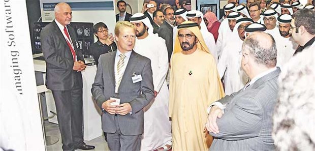 Dubai als Plattform für MedTech-Innovation Hoher Besuch: Siemens-Manager Kay Zwingenberger (2 v.l.) mit Dubais Herrscher Mohammed bin Rashid al Maktoum auf der Arab Health 2015.