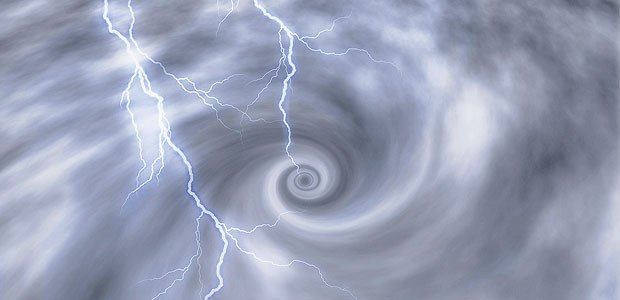 Für Sturmschäden haften mehrere Hohes Schadenspotenzial: Ein Orkan zieht auf. Wer gut versichert ist, kann zumindest in dieser Hinsicht gelassen bleiben.