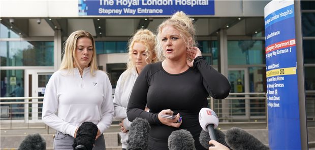 Gerichtshof für Menschenrechte will sich zu hirntotem Jungen äußern Hollie Dance (r.), Mutter des unheilbar kranken Archie, spricht vor dem Royal London Hospital in Whitechapel mit Journalisten. Wenige Stunden vor der geplanten Abschaltung der Geräte reichten die Anwälte der Familie einen Antrag beim Europäischen Gerichtshof für Menschenrechte in Straßburg ein.