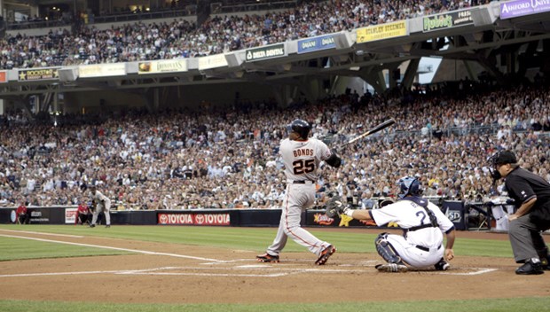 Dopingbetrüger, Dollarmillionäre und Homerun-Könige Homerun-König Barry Bonds 2007 bei einem Spiel der San Francisco Giants (links): Wegen einer Dopingaffäre steht er nun vor Gericht.