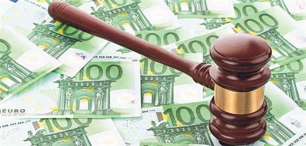 Honorar unter dem Hammer: Rechnen Ärzte grob fahrlässig ab, erhält die KV gezahltes Geld zurück.