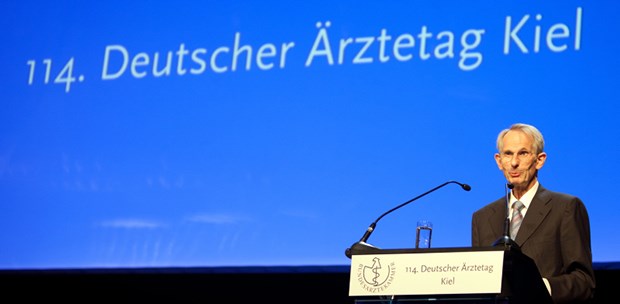 Hoppe: "Töten gehört nicht in das Handwerkszeug von Ärzten" Hoppe in Kiel: "Wir müssen dafür kämpfen, dass der ärztliche Ethos als unverbrüchlicher ethischer Wert unseres Berufsstandes sich wider dem Zeitgeist behauptet."