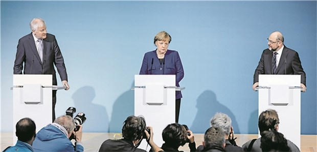 Ärzte an GroKo: Budgetierung und Abstaffelung überdenken! Horst Seehofer (CSU), Angela Merkel (CDU), Martin Schulz (SPD) v.l.n.r.: Müder Blick in die Zukunft