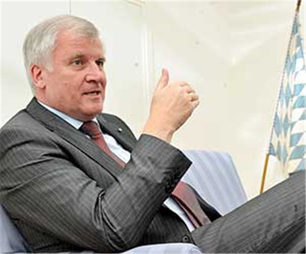 Seehofer will Pflege auf Kosten der Steuerzahler Horst Seehofers Vorschlag sorgt für Kontroversen. Nicht alle seiner CSU-Parteifreunde begrüßen die Idee des bayerischen Ministerpräsidenten.