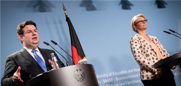 Corona verursacht ein Ausbildungs-Desaster Hubertus Heil (SPD), Bundesminister für Arbeit und Soziales, und Anja Karliczek (CDU), Bundesministerin für Bildung und Forschung, stellten am Mittwoch in Berlin das Bundesprogramm „Ausbildungsplätze sichern“ vor. Die Bundesregierung will die Ausbildung junger Menschen in der Corona-Pandemie stärker fördern.