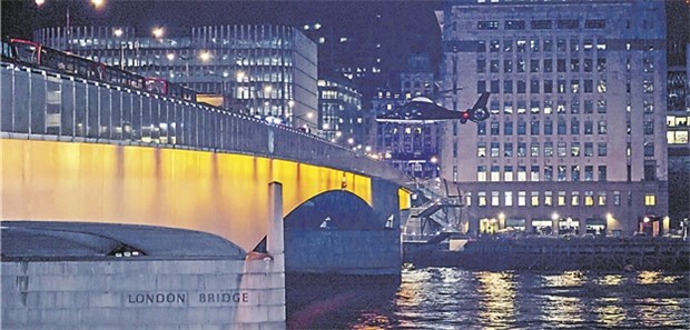 Entsetzen nach neuem Anschlag in England Hubschrauber an der London Bridge: Polizisten und Rettungskräfte waren nach dem Anschlag schnell vor Ort.