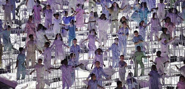 Krankenbetten für Tunesien Hüpfende Kinder: Eröffnungsfeier der Olympischen Spiele in London.