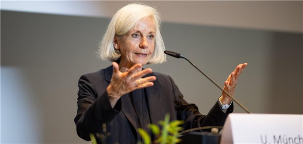 Hufeland-Preisträgerin Ursula Münch: Durch die Maßnahmen zur Pandemiebekämpfung sei das Misstrauen in Politik, Medien und Wissenschaft – gegenüber „all denen, die als ,mächtig‘ wahrgenommen werden“ – gestiegen, so die Politikwissenschaftlerin. Und dazu zählten inzwischen auch Hausärztinnen und Hausärzte. 