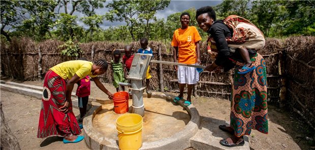 Corona drängt humanitäre Hilfe auf mediales Abstellgleis Humanitäre Hilfe wie hier in Sambia soll die Gesundheit und Lebenssituation der Menschen in den betroffenen Regionen verbessern helfen.
