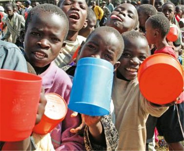 Fast eine Milliarde Menschen hungern weltweit Hunger: Kinder stehen in einem Flüchtlingslager für Essen an.