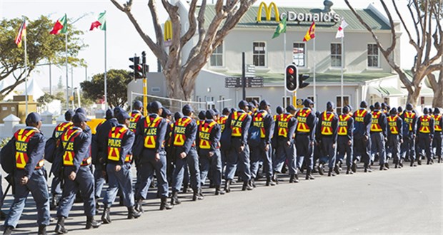 Voller Einsatz für die Sicherheit der WM-Besucher Hungrig auf dem Marsch zu McDonald’s? 50 000 südafrikanische Polizisten sind bei der WM im Einsatz.