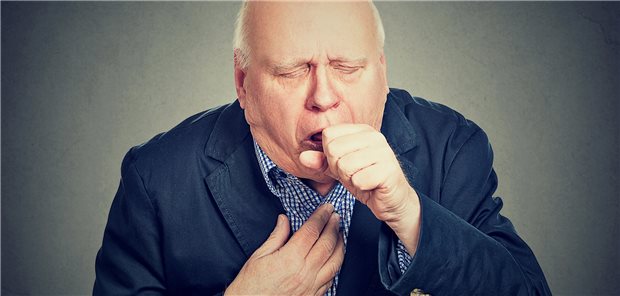 Husten ist bei COPD oftmals das erste und lange Zeit das einzige Symptom. Für viele Patienten sind die Hustenattacken belastend. (Symbolbild mit Fotomodell)