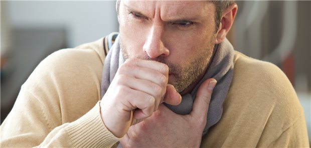 Husten ist ein Leitsymptom bei viralen akuten Atemwegsinfektionen. Dabei werden unter anderem in entzündeten Zellen des Atemwegsepithels Zytokine freigesetzt. (Symbolbild mit Fotomodell)