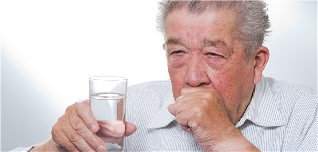 Husten nach nur einem Schluck Wasser? Das kann bei Älteren Hinweis auf eine Schluckstörung sein. 