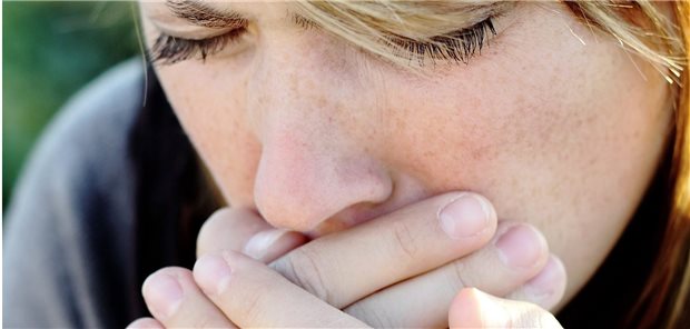 Husten tritt bei einer Influenza häufig als Erstsymptom auf. Bei COVID-19 ist eseiner Studie zufolge dagegen meist Fieber.