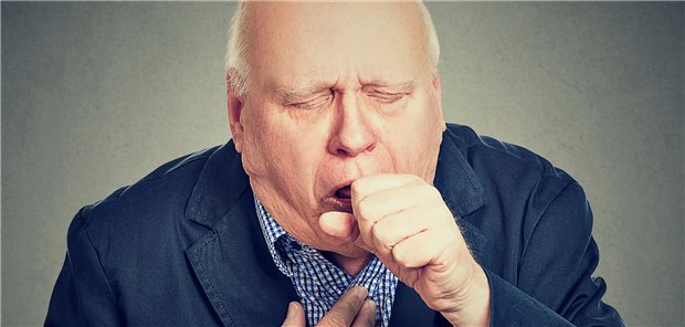 Welche Therapie bei COPD wann angesagt ist Hustender Mann: Welche Therapie ist bei COPD an sinnvollsten? (Symbolbild mit Fotomodell)