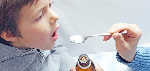 Ärzte und Pharmahandel warnen vor neuen Arzneimittel-Engpässen Kind bekommt Hustensaft auf einem Löffel verabreicht.