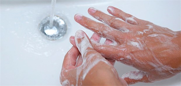 Hygiene verhindert die Verbreitung von Keimen: Händewaschen vor und nach dem Patientenkontakt.