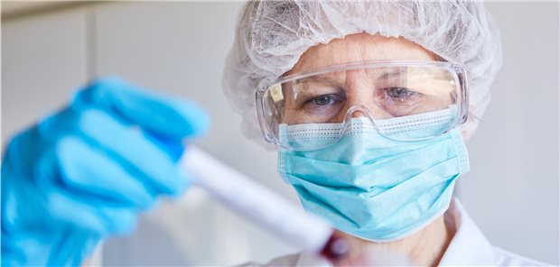 Hygienemaßnahmen zum Schutz vor Ansteckung mit SARS-CoV-2 sind in Praxen und Laboren nach wie vor zwingend im Kontakt mit Patienten. 