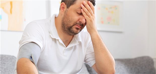 Hypertonie: Wer bereits vor seinem 45. Lebensjahr an einer Hypertonie erkrankt, trägt ein wesentlich höheres Risiko für Insulte und andere kritische Erkrankungen.