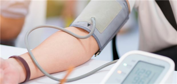 Hypertonie verschlimmert metabolische Fettleber Ein Arzt misst den arteriellen Blutdruck eines Patienten.