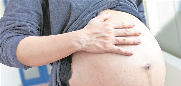 Der Schwangerschaftsbauch einer Frau.