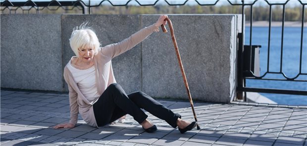 Hypertoniepatienten mit orthostatischer Hypotonie haben ein höheres Risiko für Stürze. (Symbolbild)