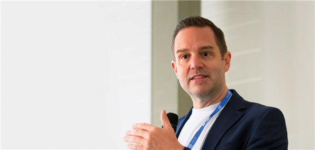 IT-Ausfall in der Praxis am Morgen? Erst mal checken, woran es liegen könnte! IT-Spezialist und Hausarzt Stefan Spieren aus Wenden im Siegerland beim Digitalisierungs-Workshop auf dem DEGAM-Kongress.