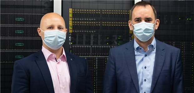 IT-Vordenker am Uniklinikum Frankfurt: Jens Schulze (l.), Chief Information Officer, und Dr. Michael von Wagner, Chief Medical Informatics Officer, im Serverraum des Uniklinikums.