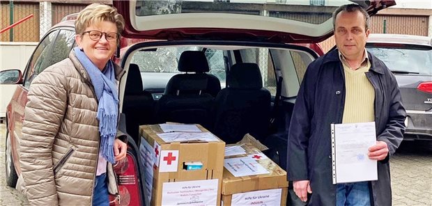 IZL-Projektmanagerin Heidrun Schmidt-Schmiedebach und ein ehrenamtlicher Kurier.