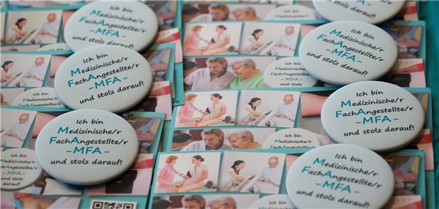 „Ich bin MFA – und stolz darauf“: Der Verband medizinischer Fachberufe fordert Anerkennung, Respekt und Wertschätzung für den Beruf der MFA ein. Darauf zielt auch die Aktion „MFA am Limit“ ab.