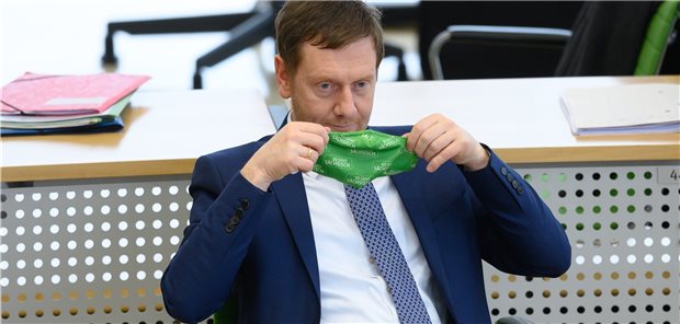 Kretschmer zu Corona-Lage: „Wünschte, ich wäre früher gewarnt worden“ „Ich hätte mir gewünscht, dass ich früher gewarnt worden wäre“, sagte Sachsens Ministerpräsident Kretschmer in einem Interview über die Corona-Lage in Sachsen.