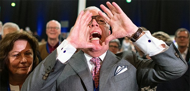 Ein BÄK-Präsident, der streitet und verbindet Ich nehme die Wahl an - Der frisch gewählte BÄK-Präsident Dr. Klaus Reinhardt ruft seine Zustimmung in Richtung Podium.