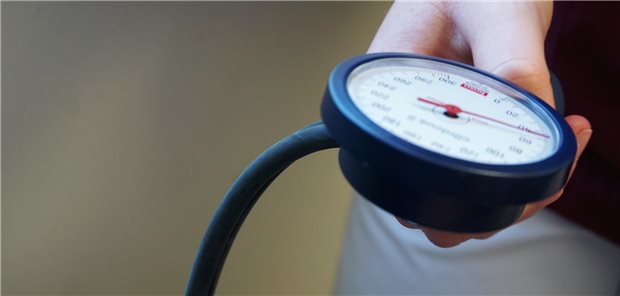 Interview zur neuen Leitlinie Hypertonie: „Optimal wäre ein Wert von 110“ „Ich würde Blutdruckmessungen nicht auf Hausarztbesuche beschränken. Vielmehr sollte auch bei anderen Gelegenheiten, beispielsweise in Apotheken, bei der Musterung, bei Messaktionen wie am Welthypertonietag oder bei urologischen und gynäkologischen Vorsorgeuntersuchungen gemessen werden“, sagt der Kardiologe Prof. Thomas Mengden.