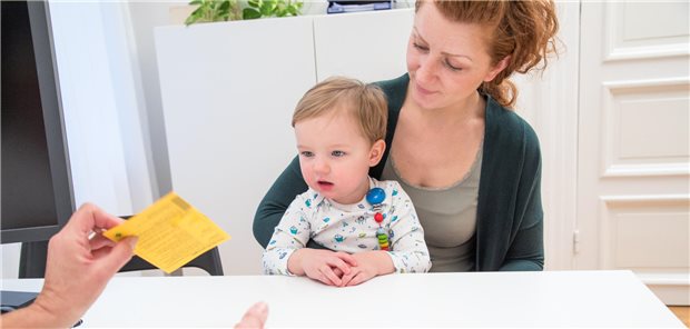 Idealbild: Ist der Versichertenstatus des Kindes geklärt, kann die medizinische Versorgung inklusive Impfprävention in Kinder- und Jugendarztpraxen reibungslos erfolgen.