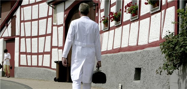 Landarztquote: Jeder zweite Studierende stammt aus einem Gesundheitsberuf Idyll im Dorf? Der Landarzt-Beruf wird oft romantisiert.