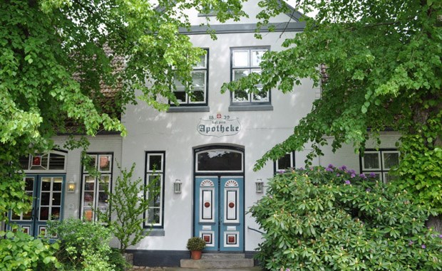 Die Landapotheke ist kein Auslaufmodell! Idyllischer geht es kaum: Die historische Apotheke am Markt in Burg in Norddeutschland ist ein optisches Schmuckstück.