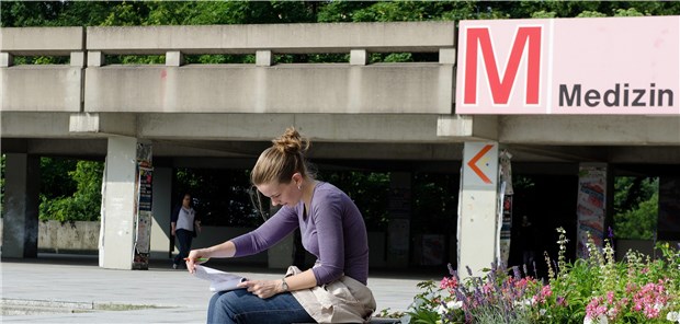 Unimedizin-Standorte ausgiebig gelobt Ihre Fakultät erntete Kritik: Studentin in einer Vorlesungspause auf dem Campus der Universität Bochum.