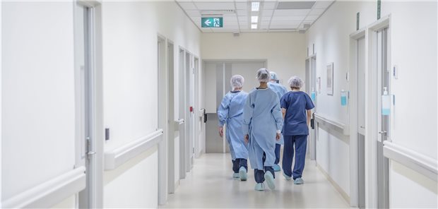 Ihrem Beruf nicht gerade zugewandt sind laut einer Studie viele Beschäftigte im Gesundheitswesen. Mehr als die Hälfte will den Job nicht bis zur Rente ausüben. (Symbolbild)