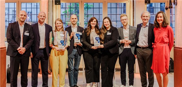 Illustre Rund bei der Verleihung des Digitalen Gesundheitspreises (DGP) 2024: Lars Eschenburg, osentec GmbH, Nicolas X. Weber, Head Innovation & Activation von Novartis Deutschland, Susanne Feldt, her-medical-Aid GmbH, Preisträger Markus Petermann von der navel robotics GmbH, Theresa Henze und Susanne Steigler von Silberdraht, Dr. Bastian Schrader von FitKick (Gewinner des Publikumspreises), Professor Jens Scholz, Vorstandsvorsitzender des Universitätsklinikums Schleswig-Holstein (UKSH) und Prof
