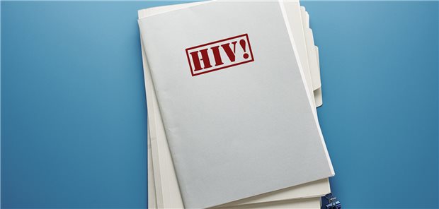 Im 40. Jahr nach der HIV-Entdeckung kommt es immer noch vor, dass Patientenakten von außen in roter Schrift, deutlich und für alle sichtbar, mit dem Hinweis „HIV!“ markiert werden. 
