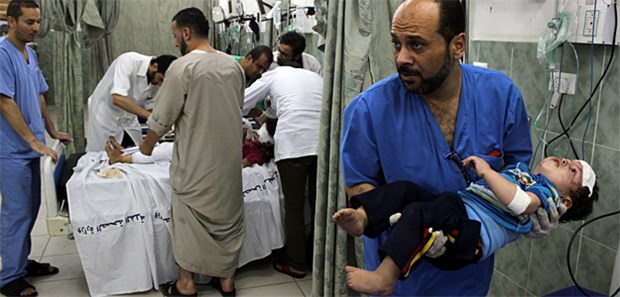 Machtlose Ärzte im Nahen Osten Im Abu Yousef al-Najjar Hospital in Rafah werden nach einem Bombenangriff Verwundete behandelt.
