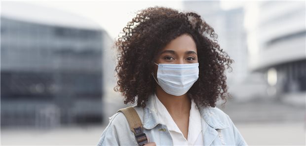 Frau mit Mundschutz